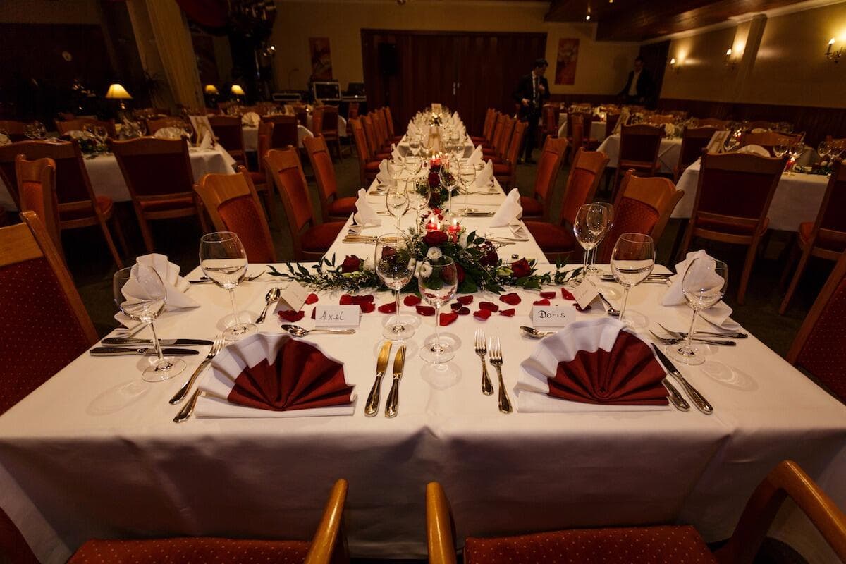 Festlich eingedeckte lange Tafel im Saal des Restaurant Strehl