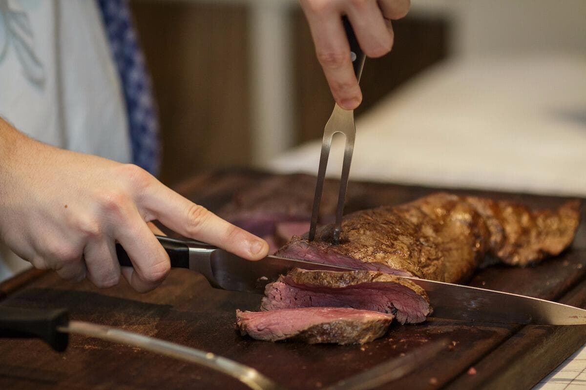 Braten wird aufgeschnitten